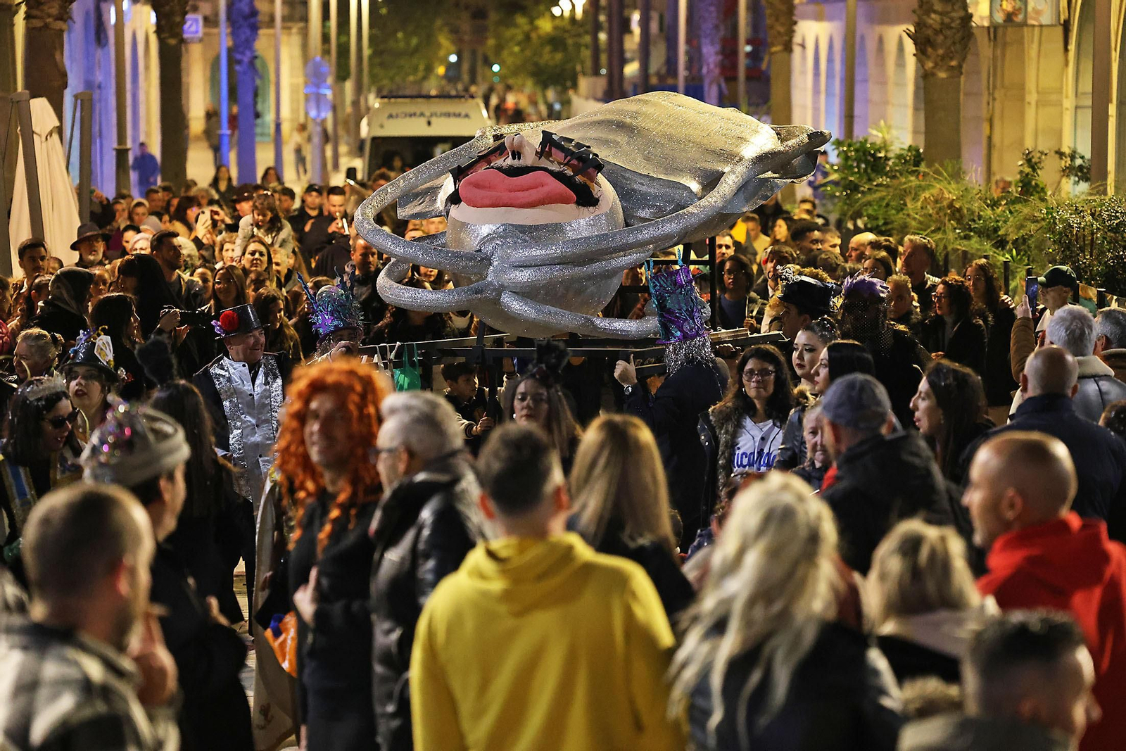 Imágenes del entierro del choco por las calles de Huelva