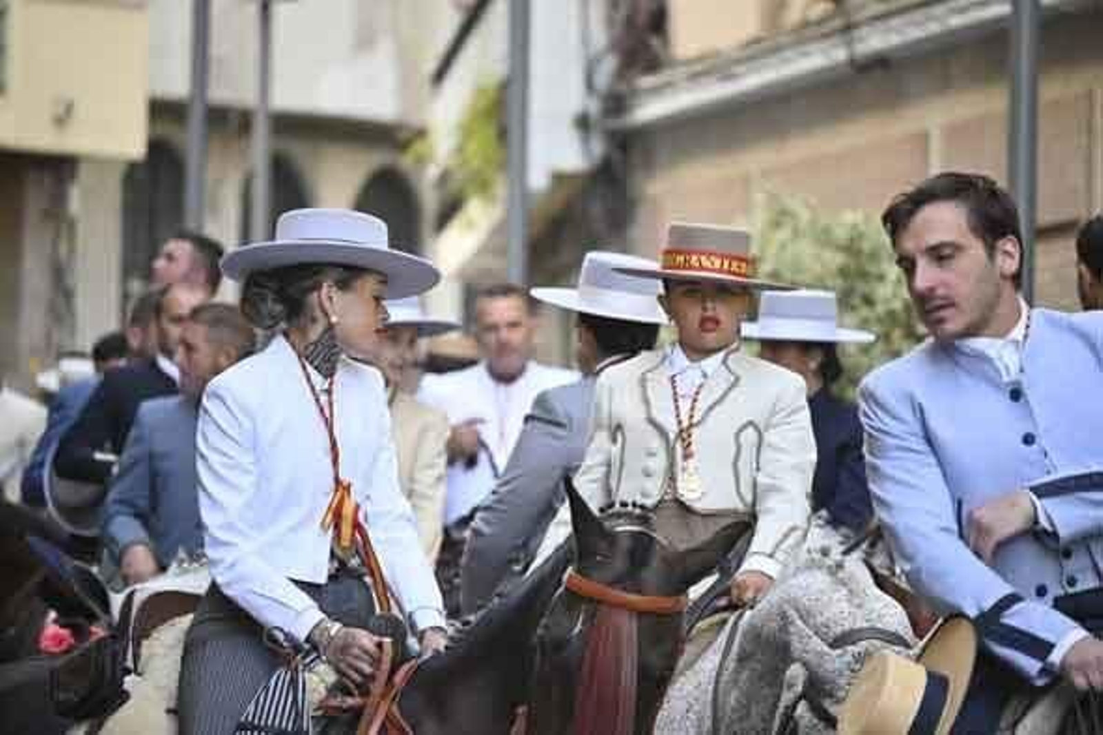 Las mejores imágenes de los peregrinos en la salida de Emigrantes