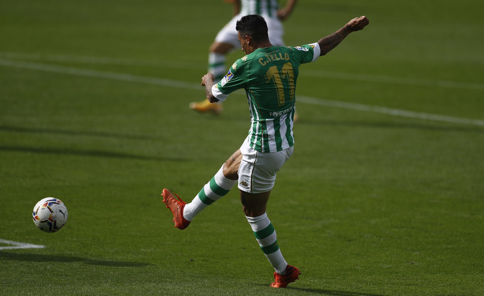 Tello golpea con calidad para hacer uno de sus dos goles al Elche.