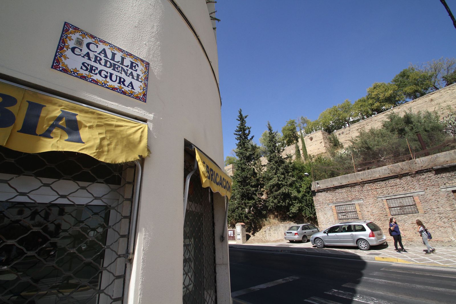 Una vista de la placa de la actual calle Cardenal Segura, de San Juan de Aznalfarache.