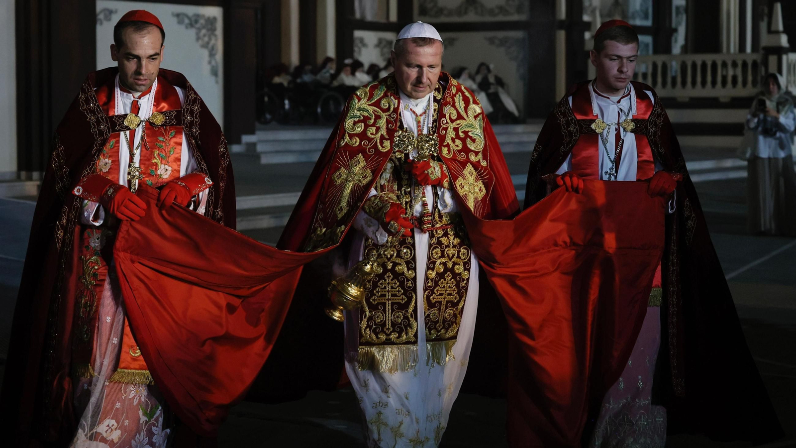 Histórica apertura de El Palmar de Troya: visita a la catedral y procesión.