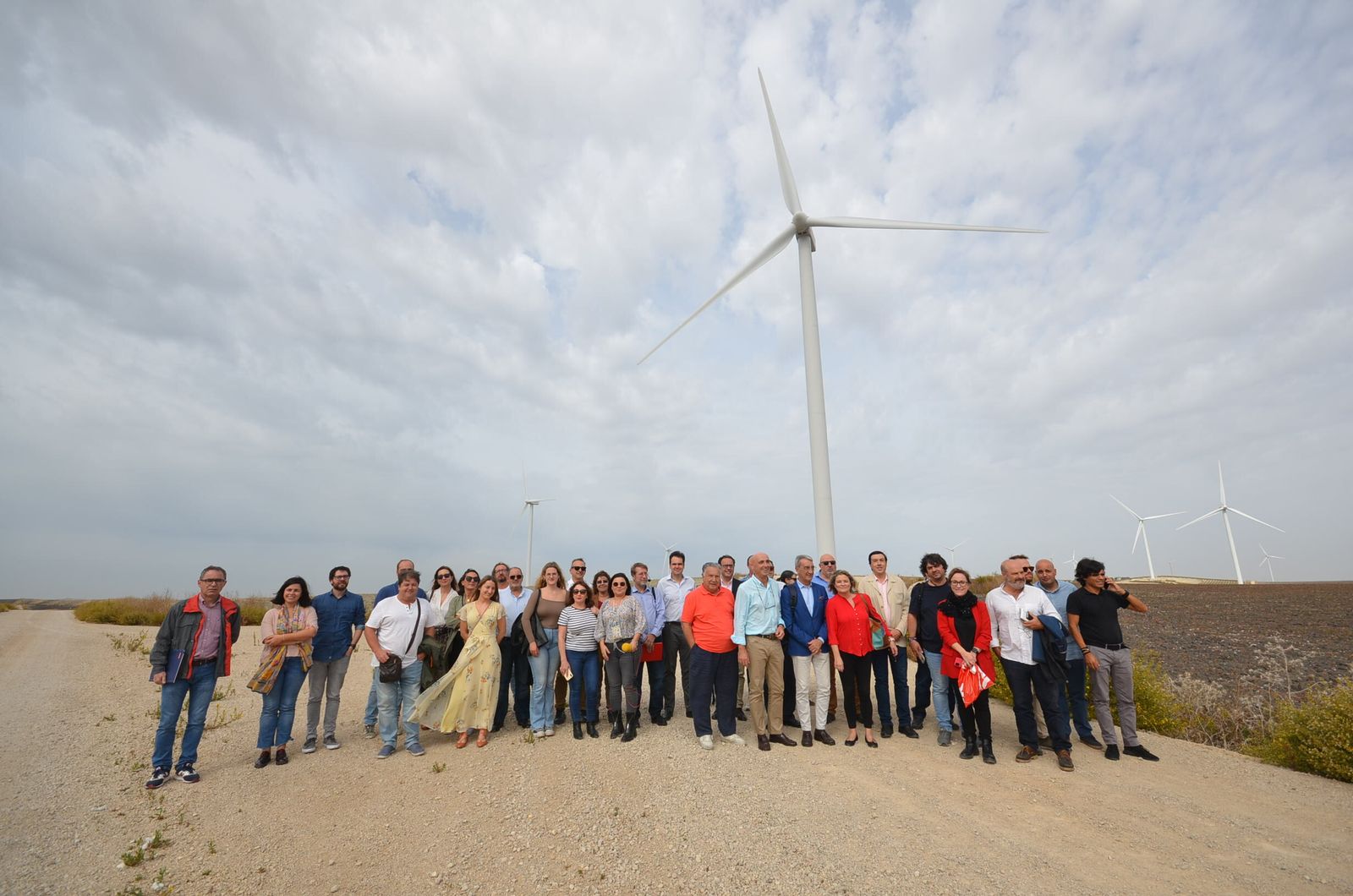 Participantes en el seminario de Cepsa en las instalaciones eólicas de Jerez.