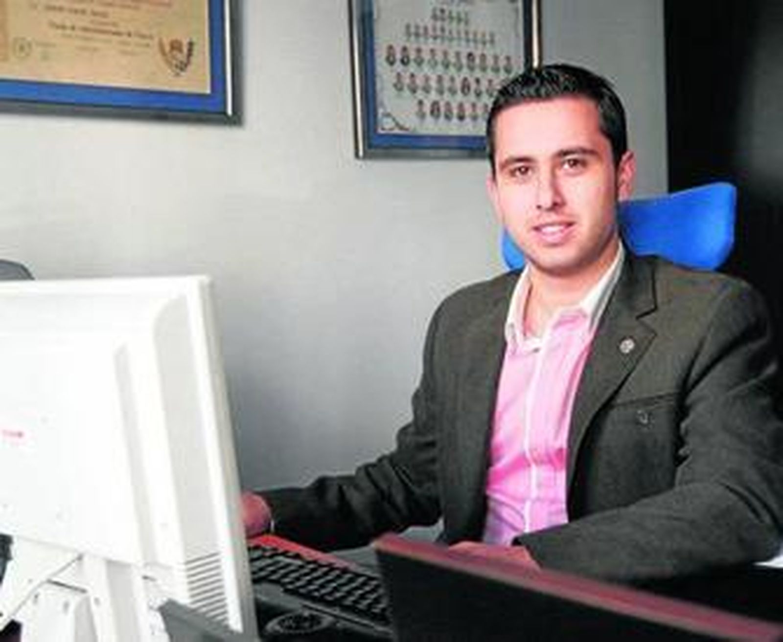 Sergio Vicente Ariza en el despacho ubicado en la calle Javier Sanz.