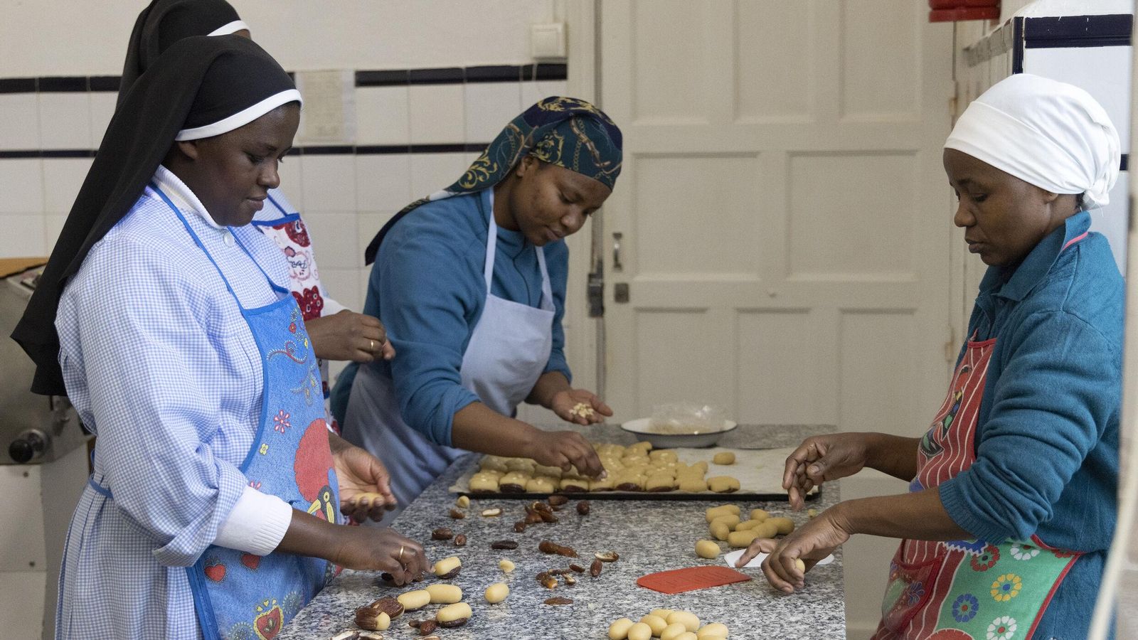 Las religiosas de Madre de Dios elaborando los dulces para la muestra del Alcázar.