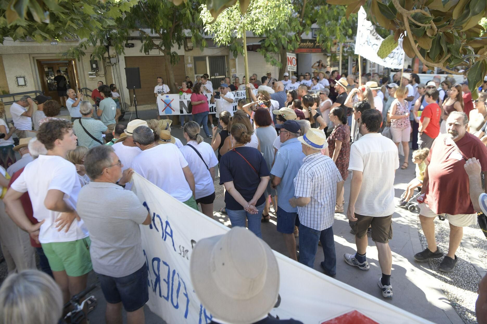 Así se han manifestado por las calles de Padul en contra de la embotelladora de Cijancos