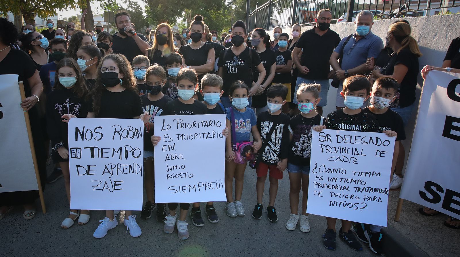 Protestas de los padres y madres del colegio de El Torno por el mal estado en que se encuentra el centro