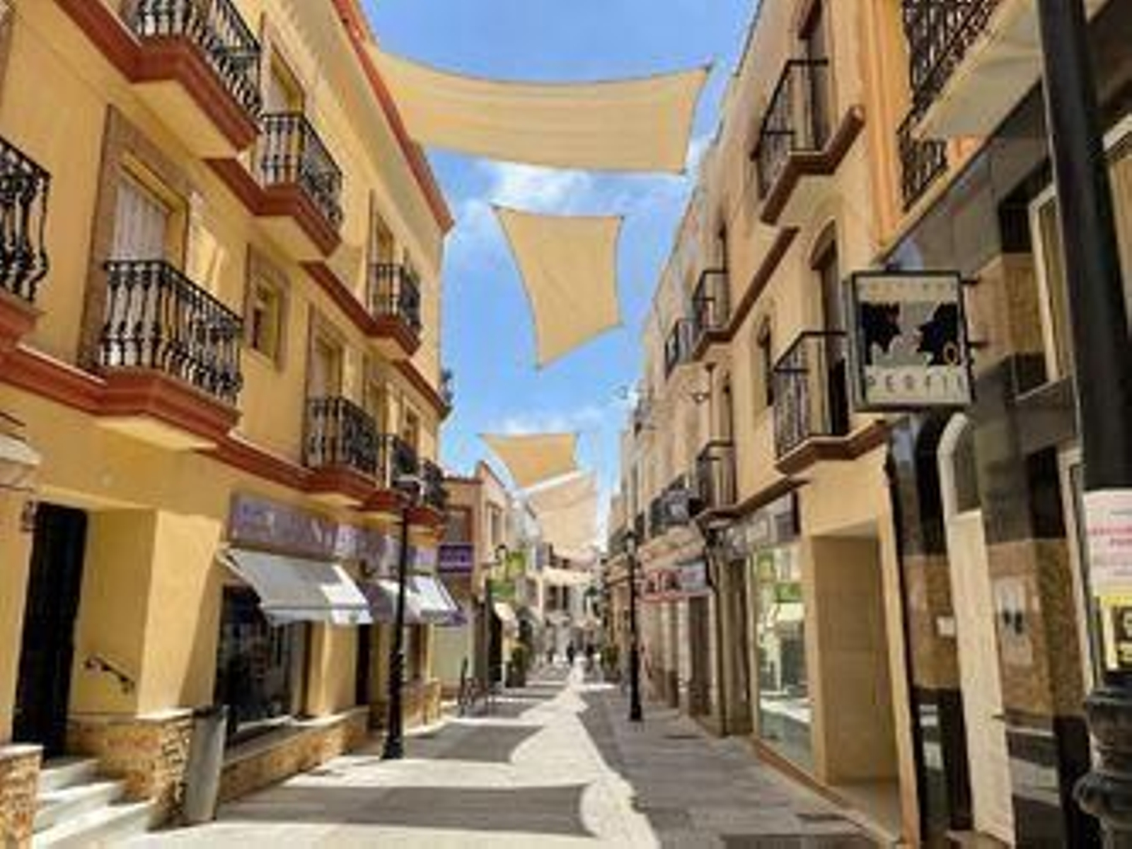 Calle del centro de Vera con toldos para combatir el calor. (Archivo)