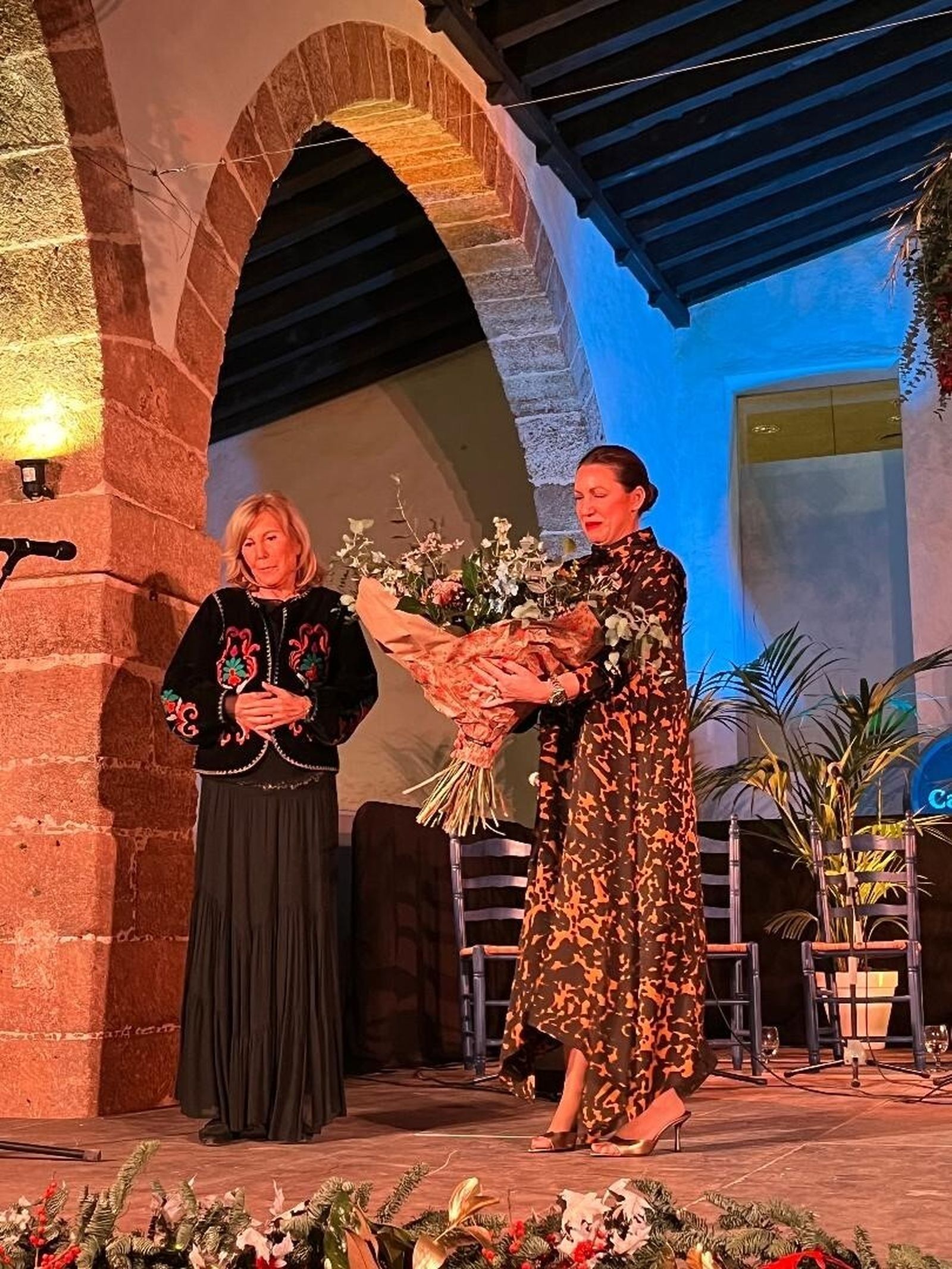 Concha Baras con Niña  Pastori, durante el homenaje en el Castillo de San Marcos.