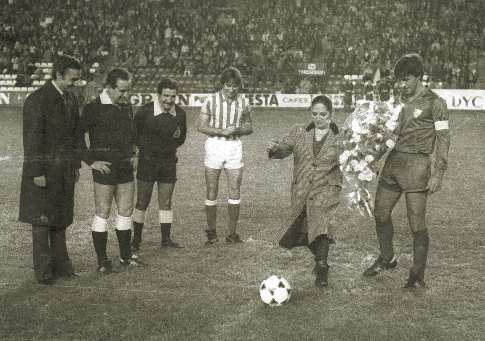 Juanita Reina realiza el saque de honor en el Benito Villamarín ante Cardeñosa y Blanco, noviembre de 1983.