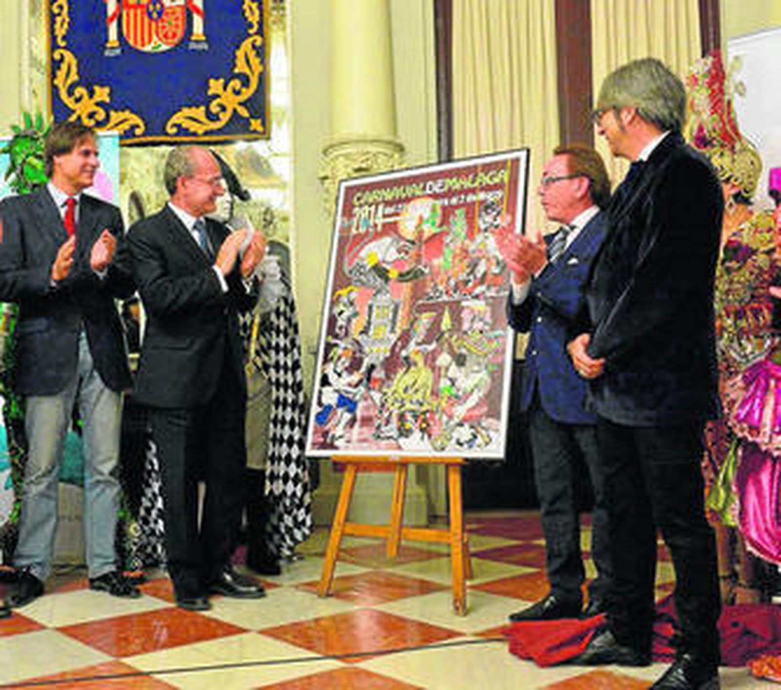 Damián Caneda, Francisco de la Torre y Rafael Acejo aplauden el cartel de Fernando Barreira, a la derecha.