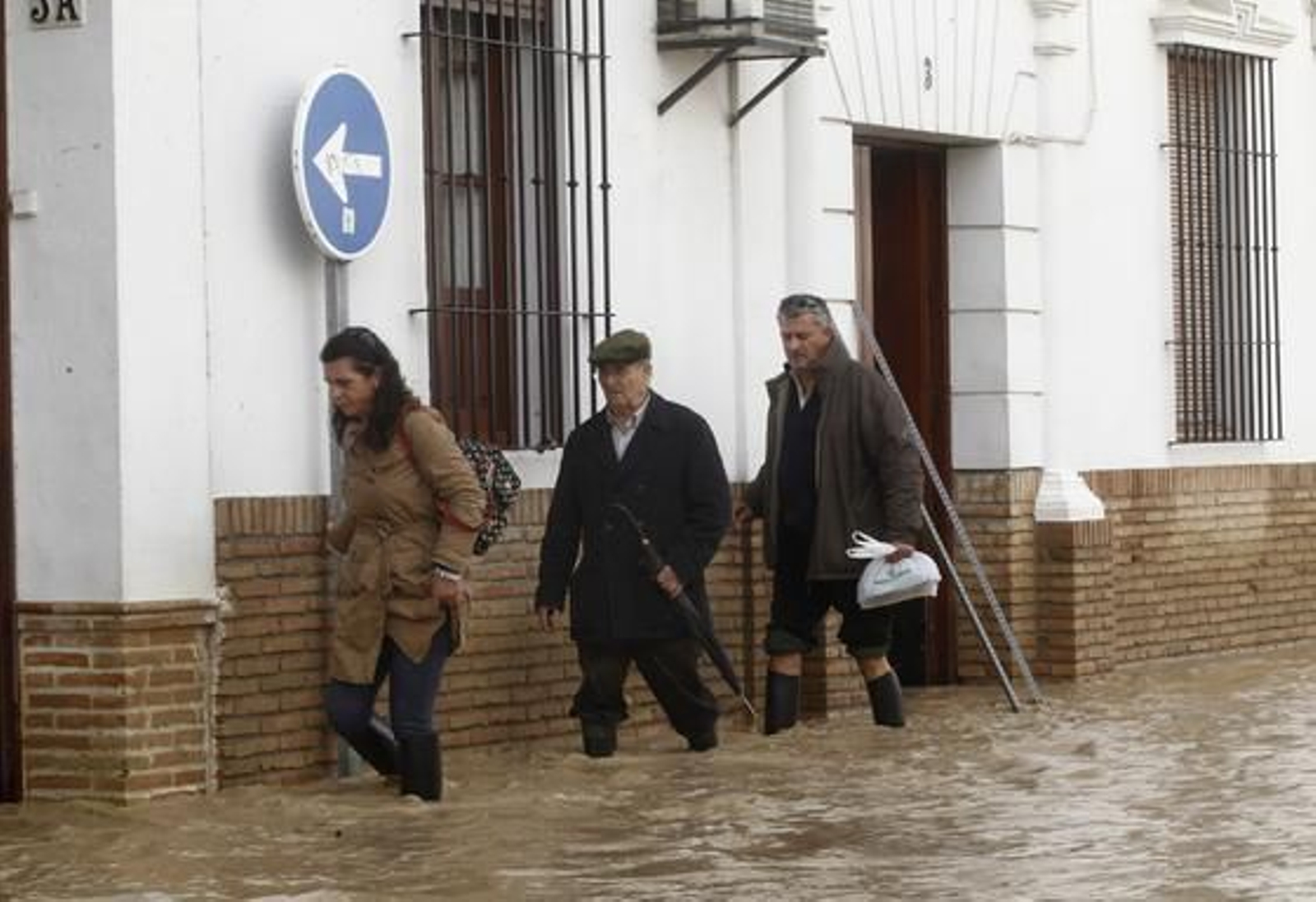 Los vecinos intentan caminar por las calles, completamente inundadas.

Foto: Antonio Pizarro
