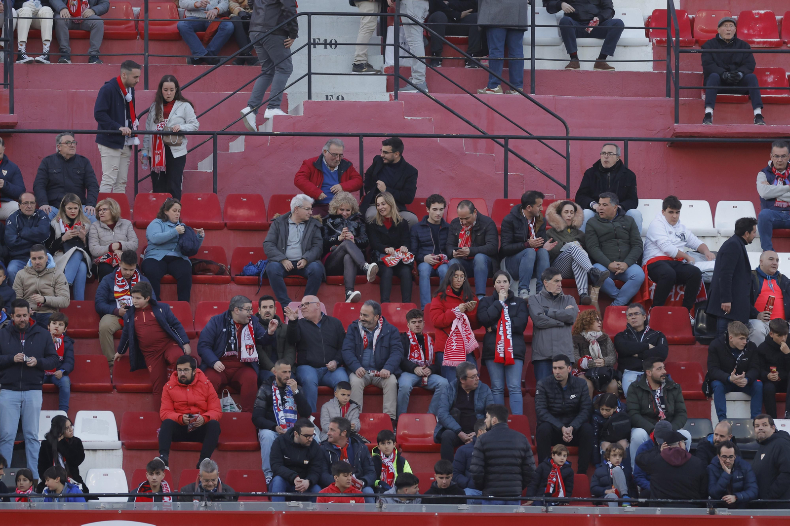 Búscate en las fotos del Sevilla-Elche