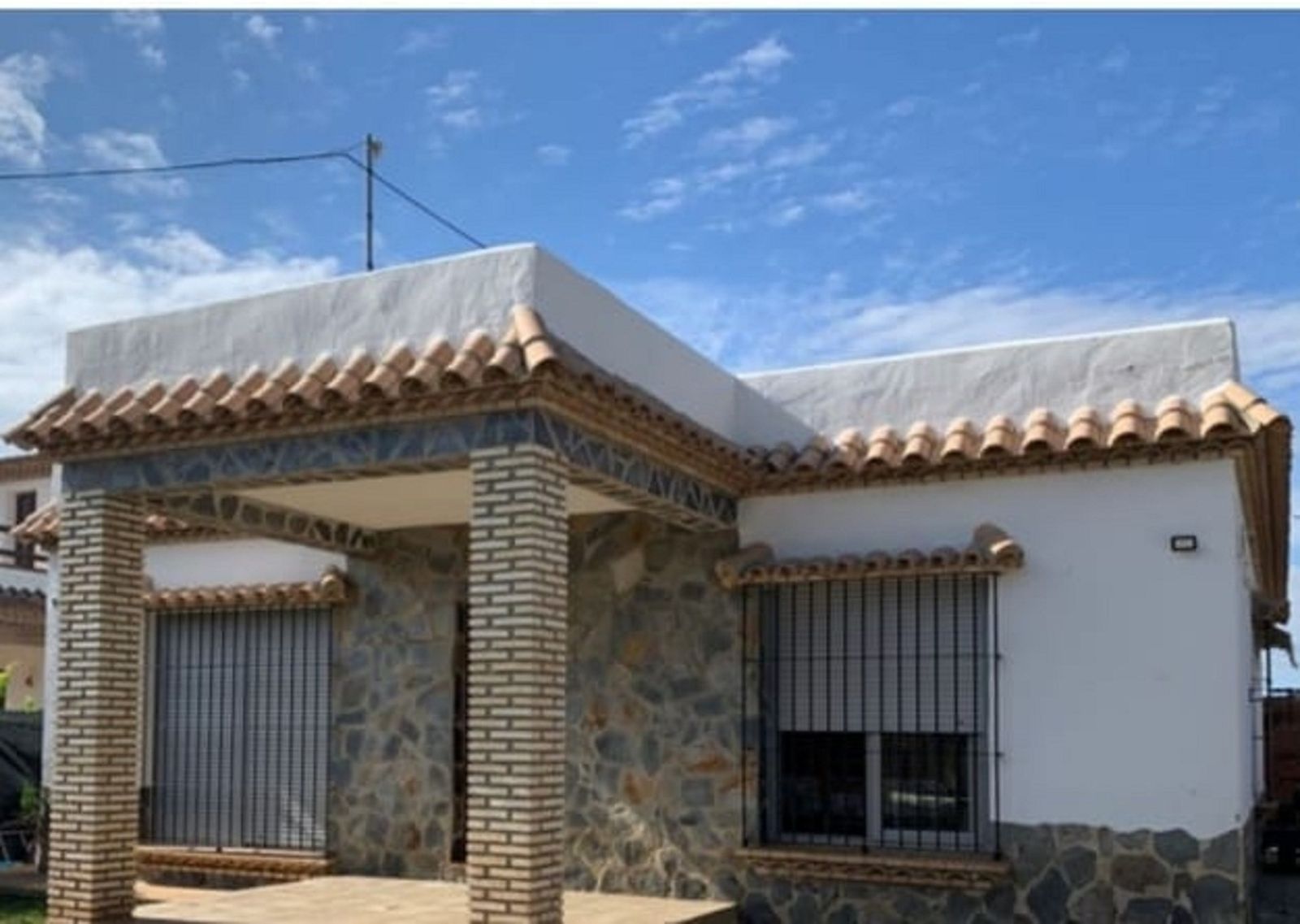 Aspecto de la vivienda que comparten Margarita y su marido Francisco en el campo de Conil.