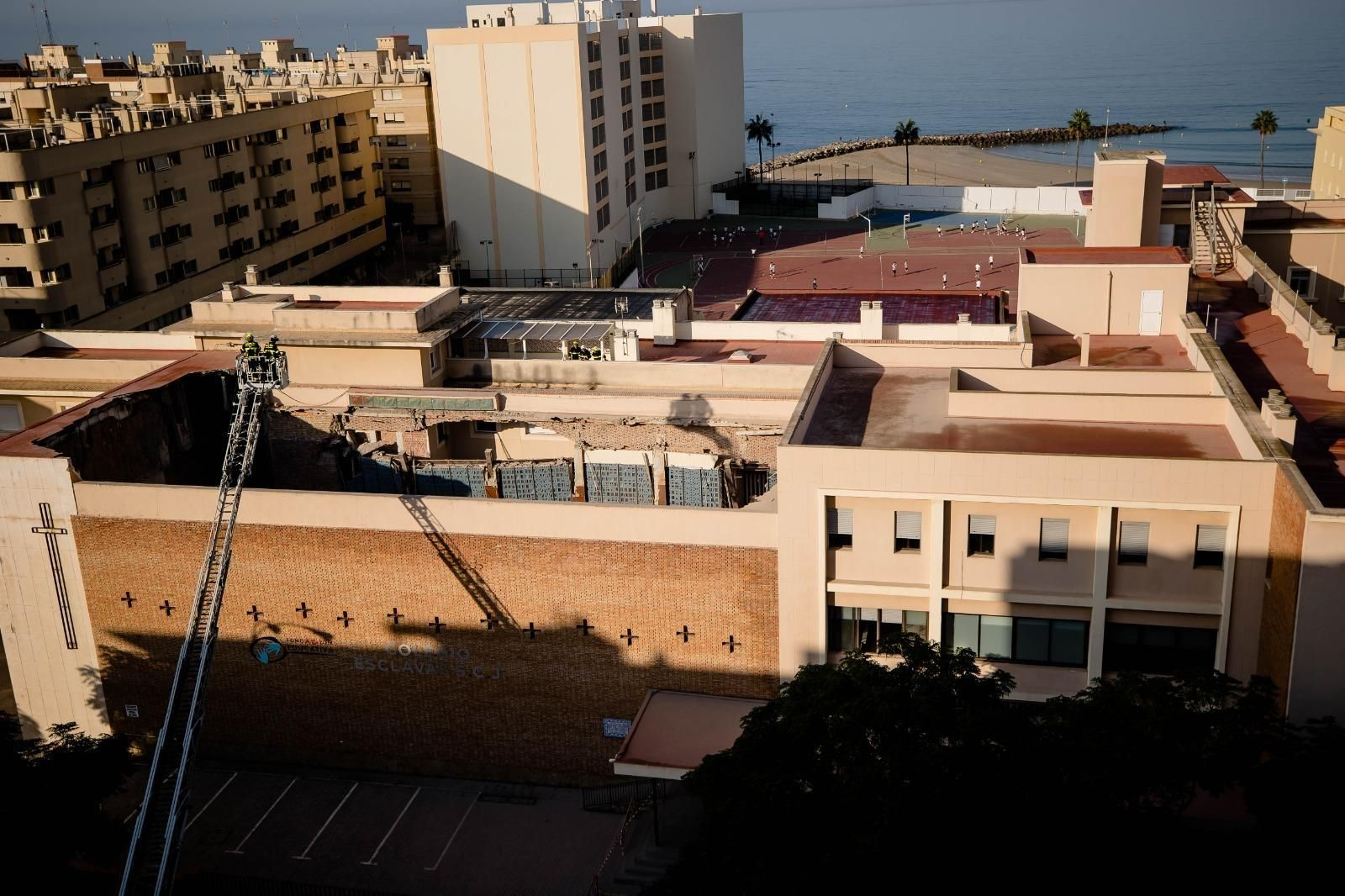 Así ha quedado el techo de la iglesia de Las Esclavas de Cádiz.