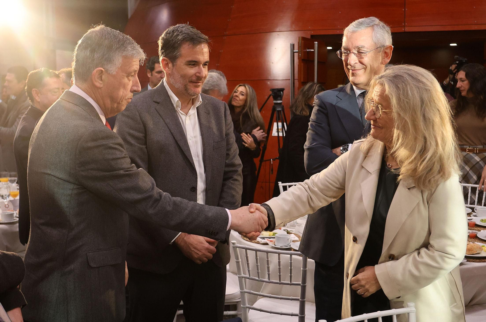 Imágenes del desayuno-coloquio con Jorge Paradela en el Foro Joly Andalucía celebrado en Huelva