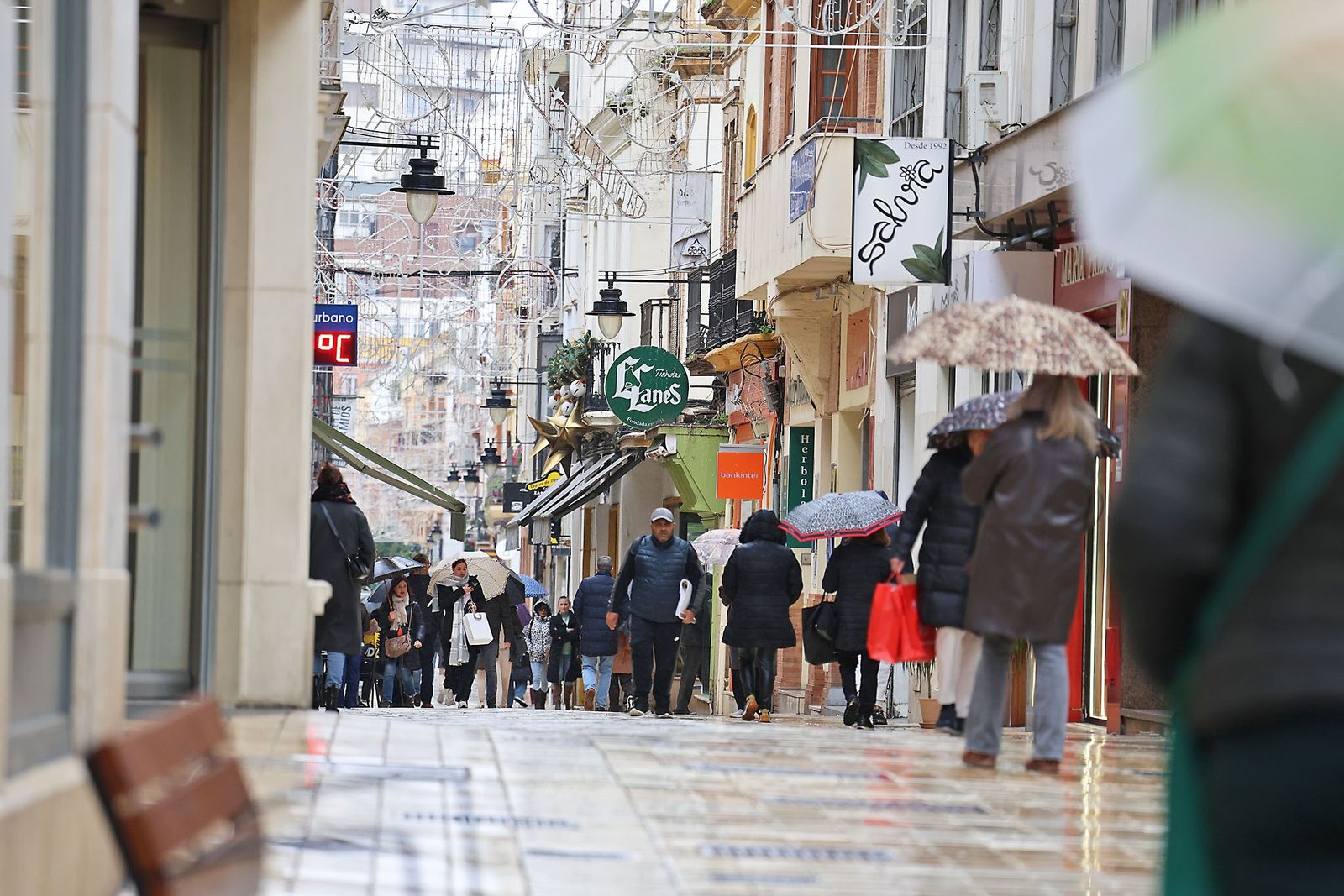 Paraguas en Huelva capital durante estas navidades.
