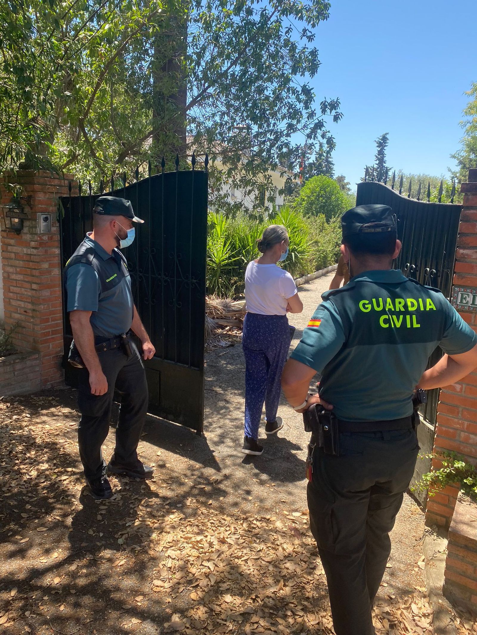 La dueña de la vivienda okupada entra en su propiedad junto a la Guardia Civil