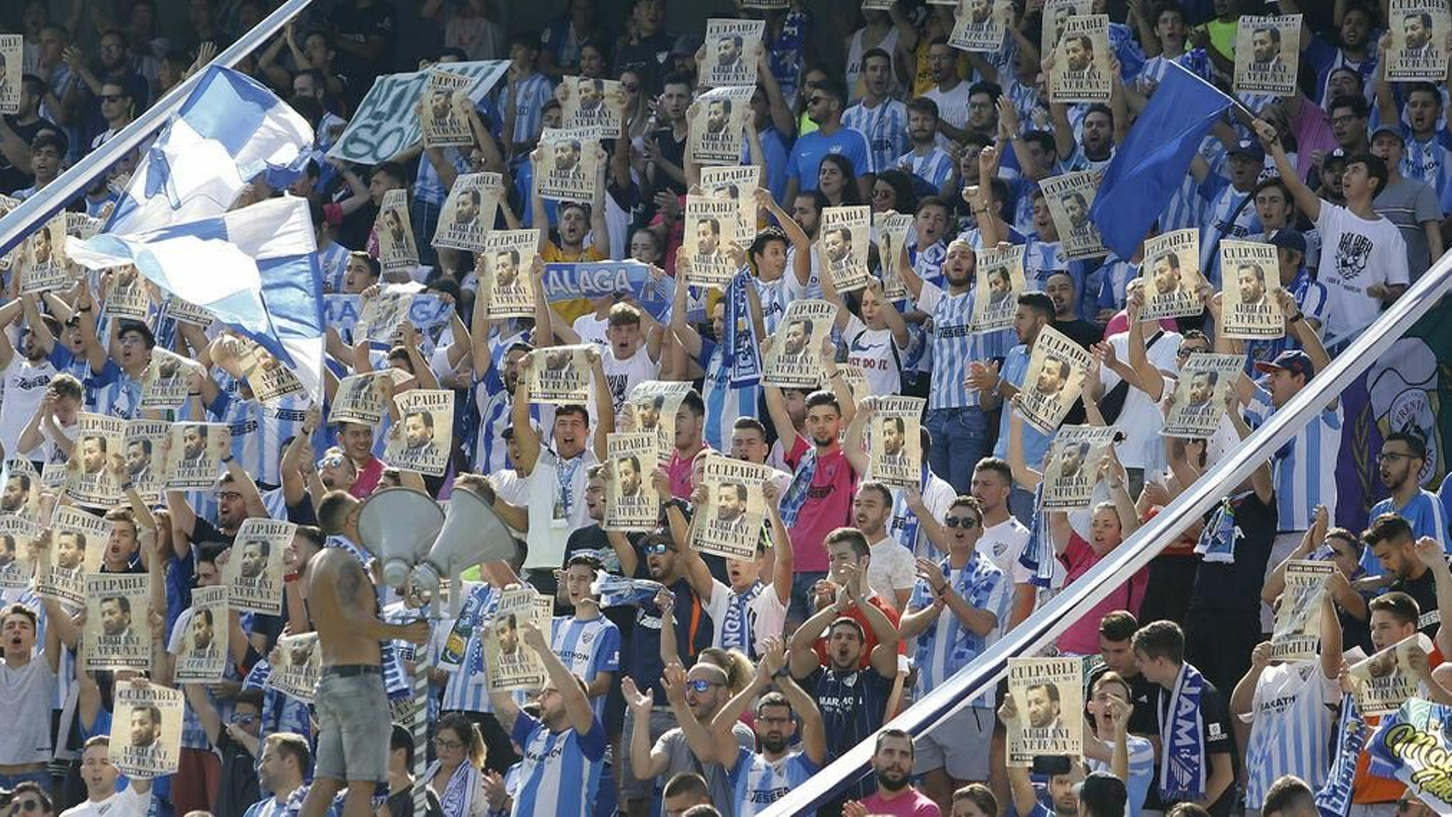 La afición del Málaga protesta contra Al-Thani.