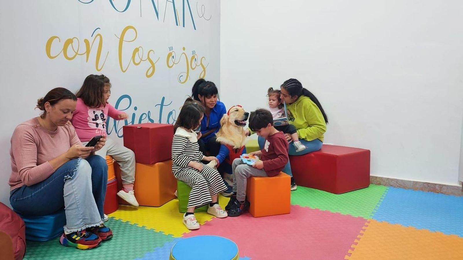 Con motivo del Día del Libro la biblioteca recibió la visita de José, un perro especializado