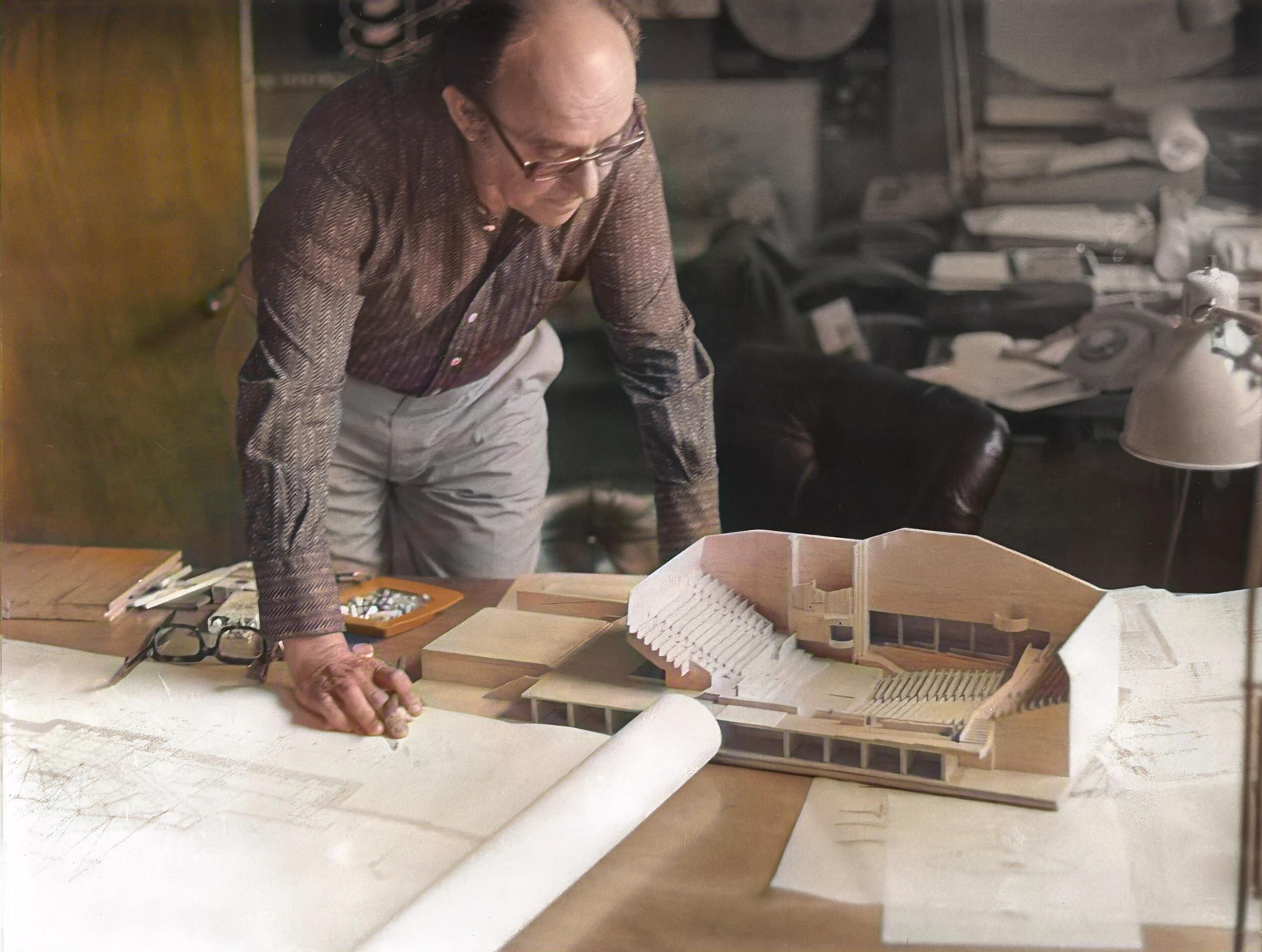 José María García de Paredes contempla la maqueta del Auditorio Manuel de Falla, en 1978.
