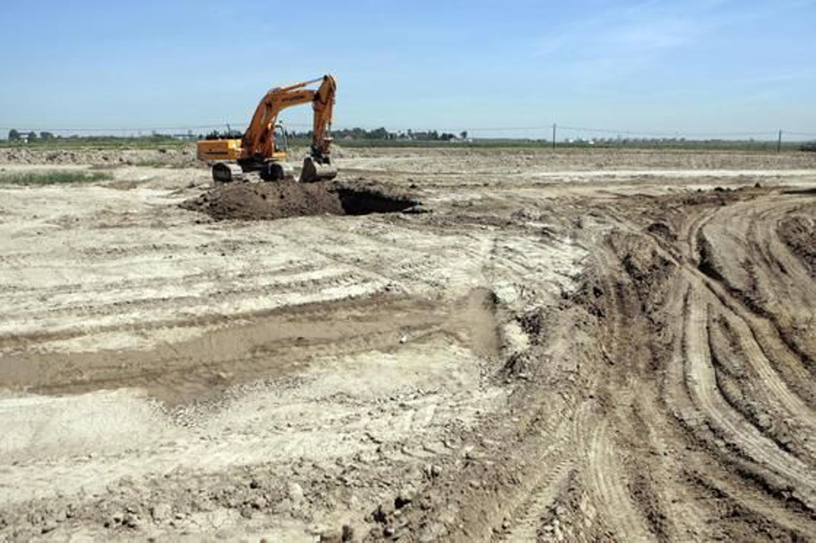 Una grúa carga tierra. 

Foto: Juan Carlos Muñoz