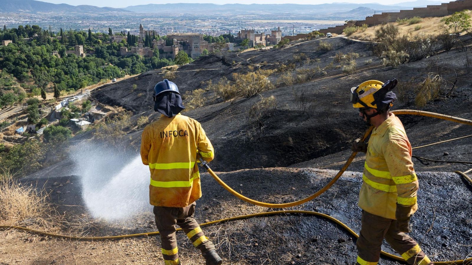 El dispositivo del Plan Infoca controla un incendio forestal próximo al Albaicín y el Sacromonte, en Granada.