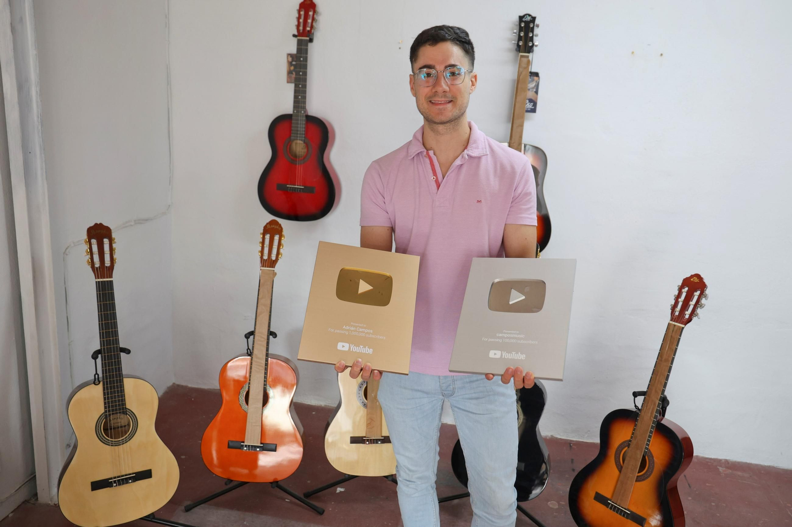 Las fotos de Adrián Campos, el malagueño que triunfa en TikTok y YouTube con sus clases de guitarra