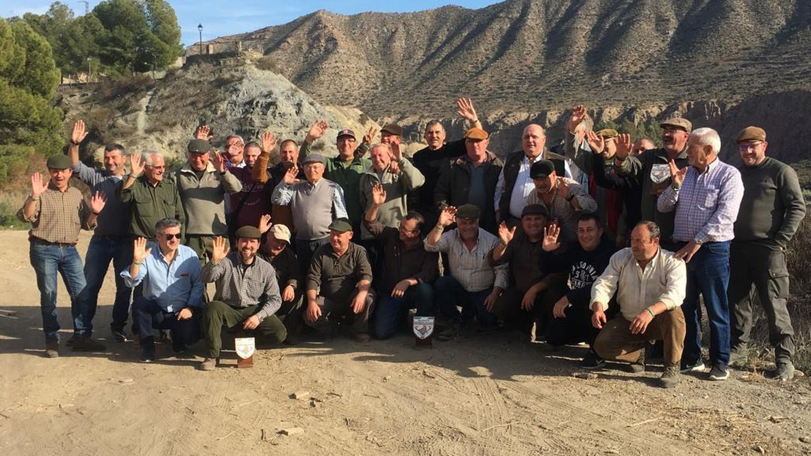 Aficionados, participantes y organizadores posan al finalizar la prueba en pleno desierto de Tabernas