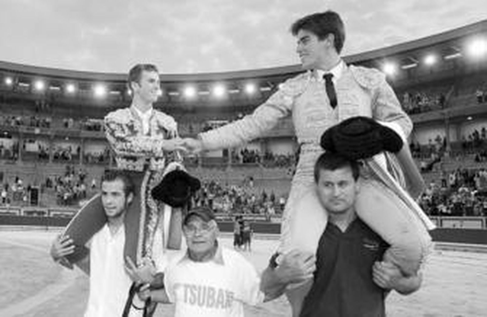 El Payo y Rubén Pinar, en su salida a hombros en Pamplona.