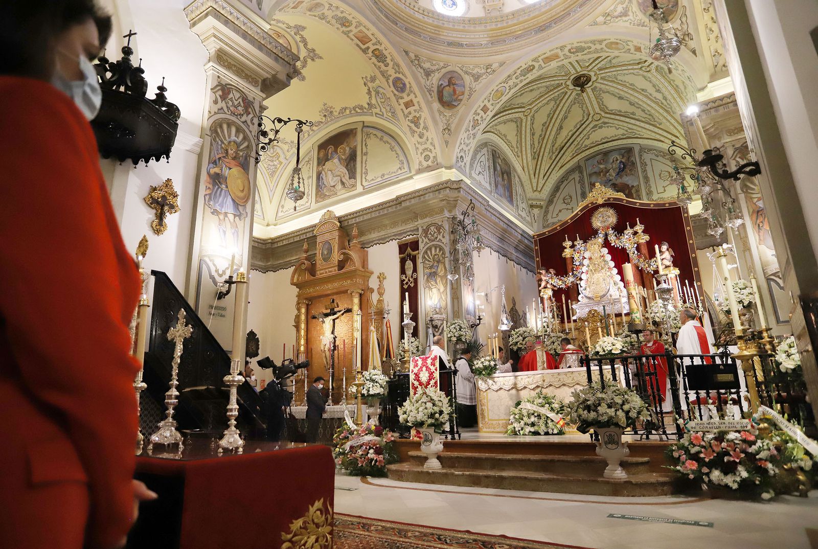 Imágenes de la misa de Pentecostés atípica y a puerta cerrada por el coronavirus, en la parroquia de la Asunción de Almonte