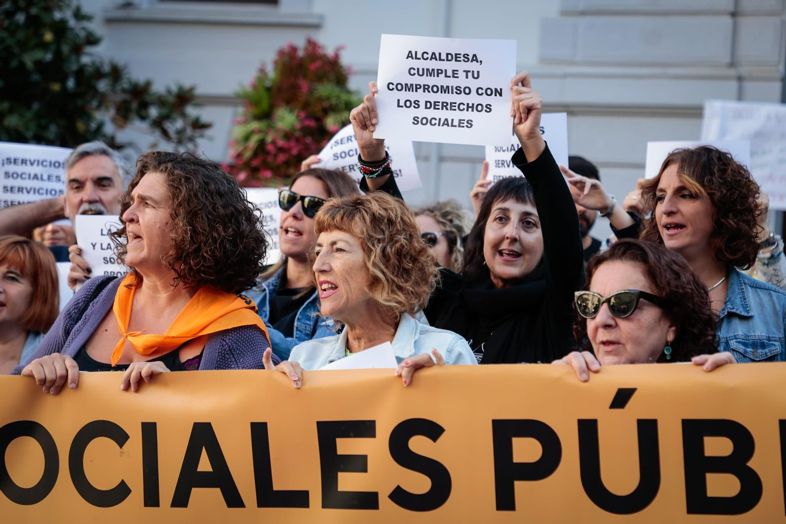 Varias de las manifestantes a las puertas del Ayuntamiento este viernes.