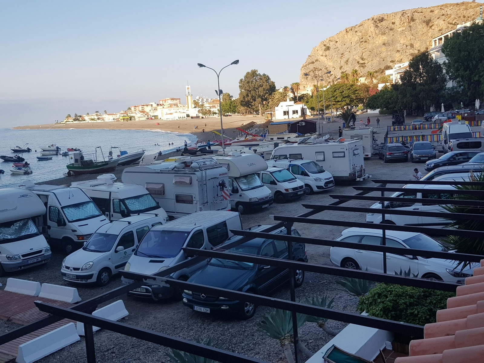 Fotodenuncia de la playa de Calahonda atestada de autocaravanas