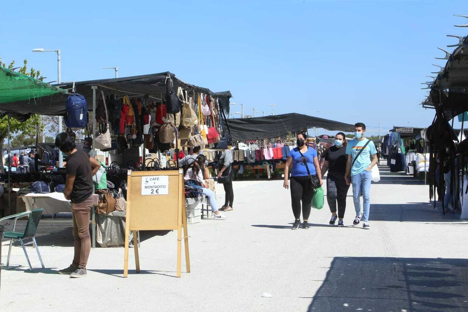 Imagen del mercadillo en su actual ubicación en el recinto ferial de Las Albinas.