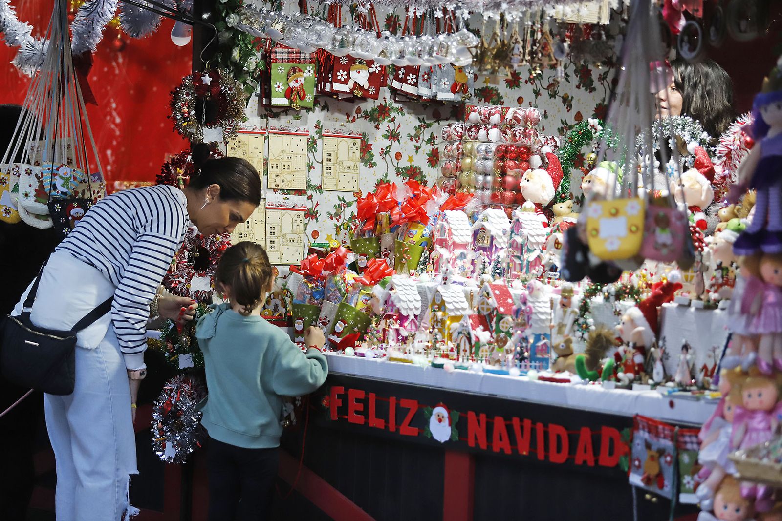 Imágenes del mercado navideño de la Plaza de Las Monjas