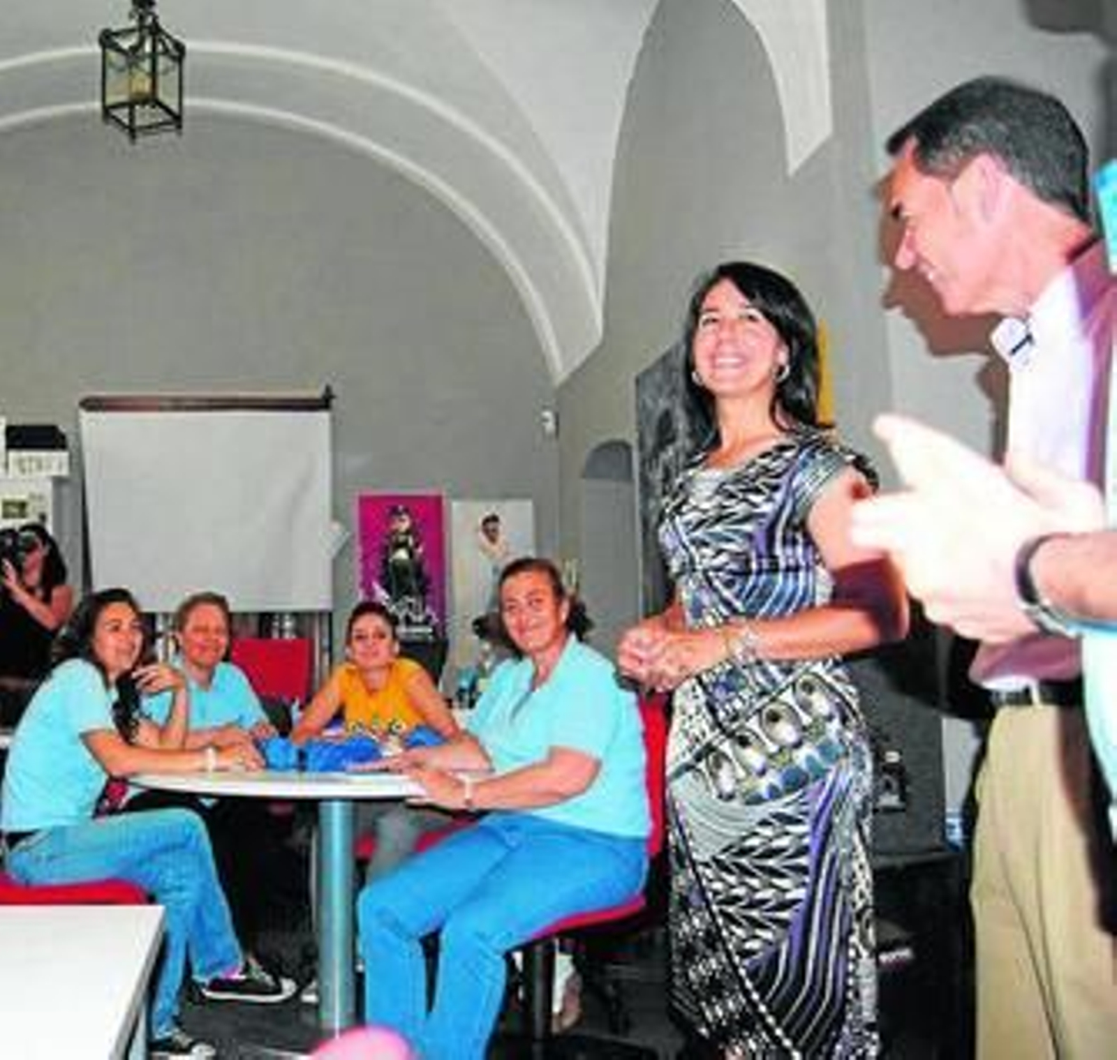 Los alumnos del Proyecto Integral de Empleo con responsables políticos.