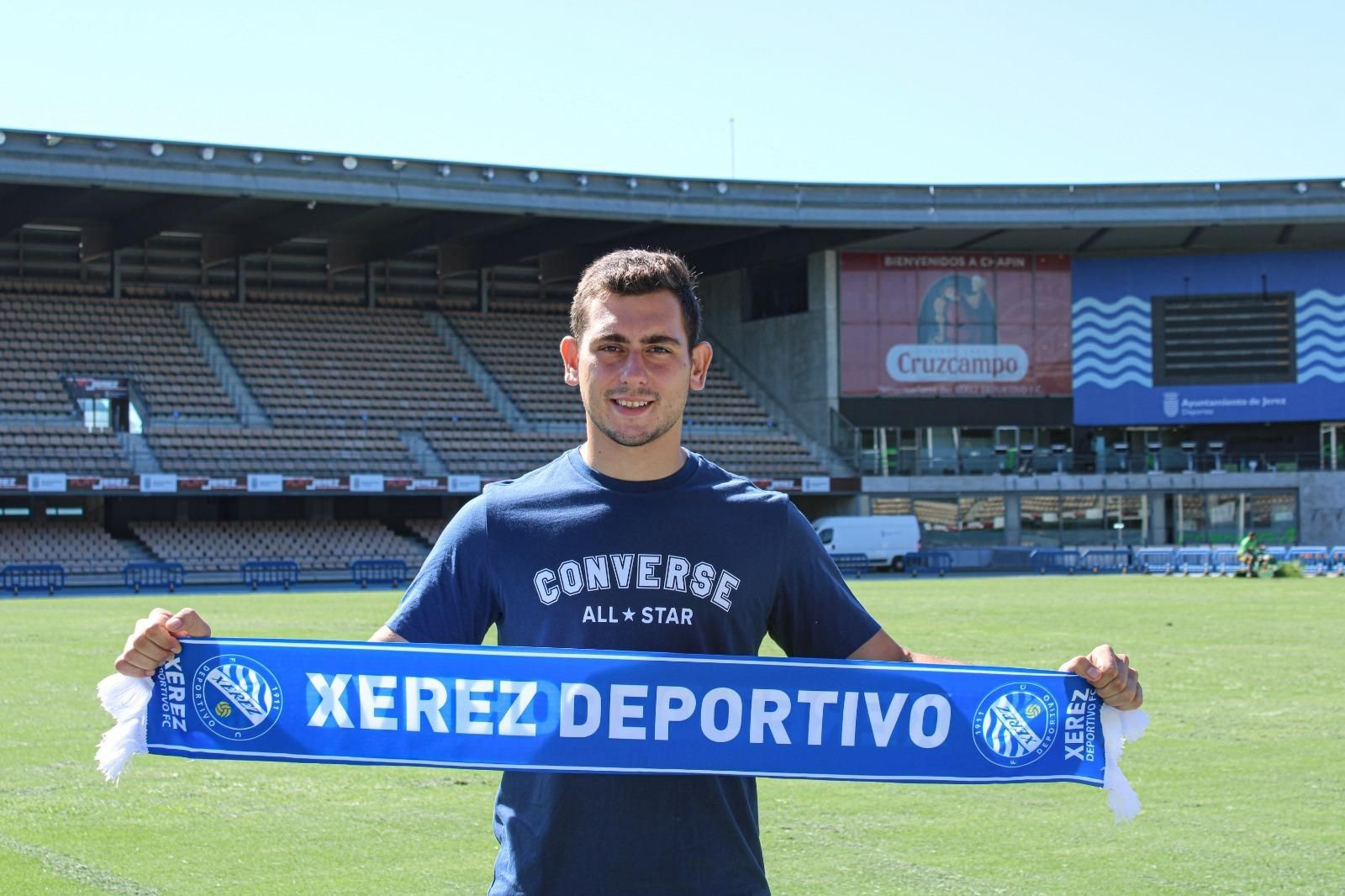 Juanlu Llamas posa en Chapín con una bufanda del Xerez DFC.