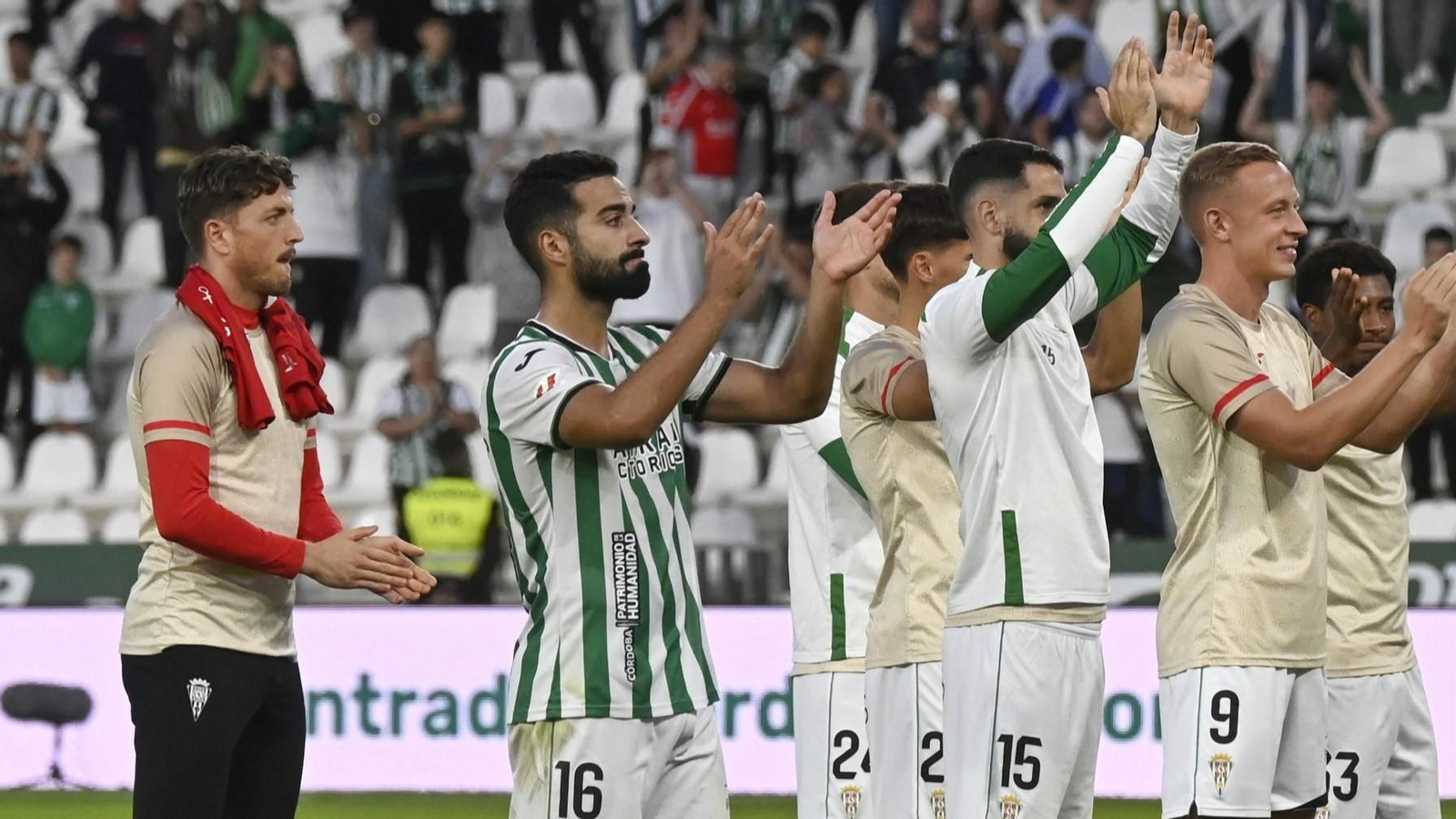 Rubén Alves aplaude junto a sus compañeros a la afición del Córdoba CF tras la victoria ante el Ceuta.