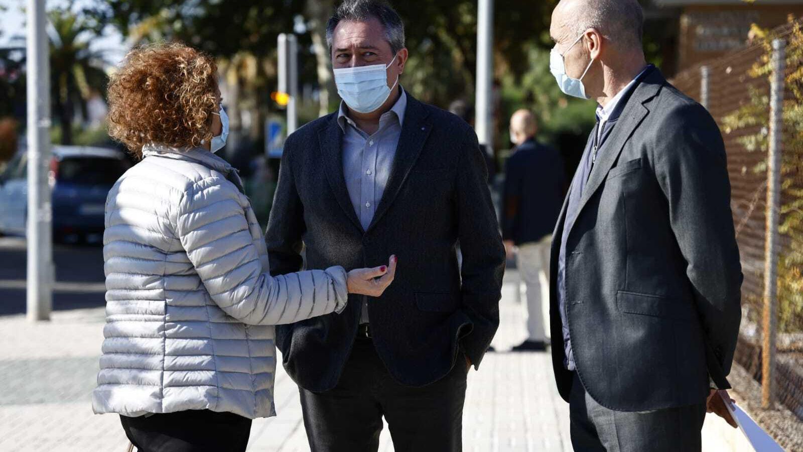 Juan Espadas junto a Adela Castaño y Antonio Muñoz