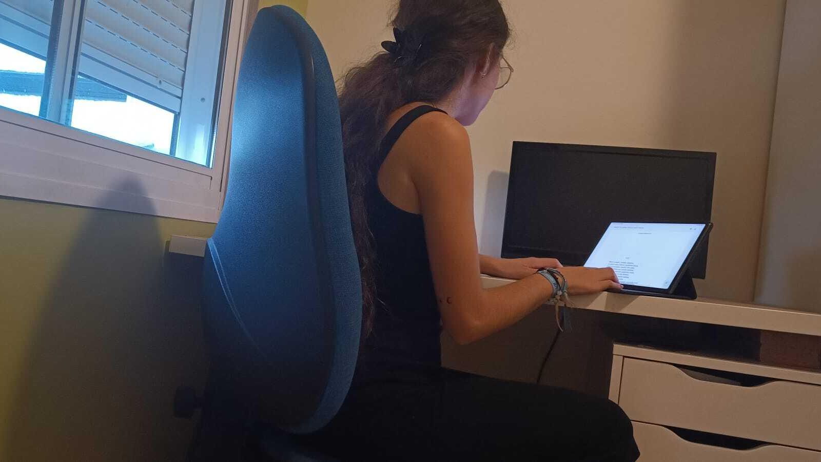 Lara Martín en su piso, frente al ordenador. Lara Martín en su piso, frente al ordenador.