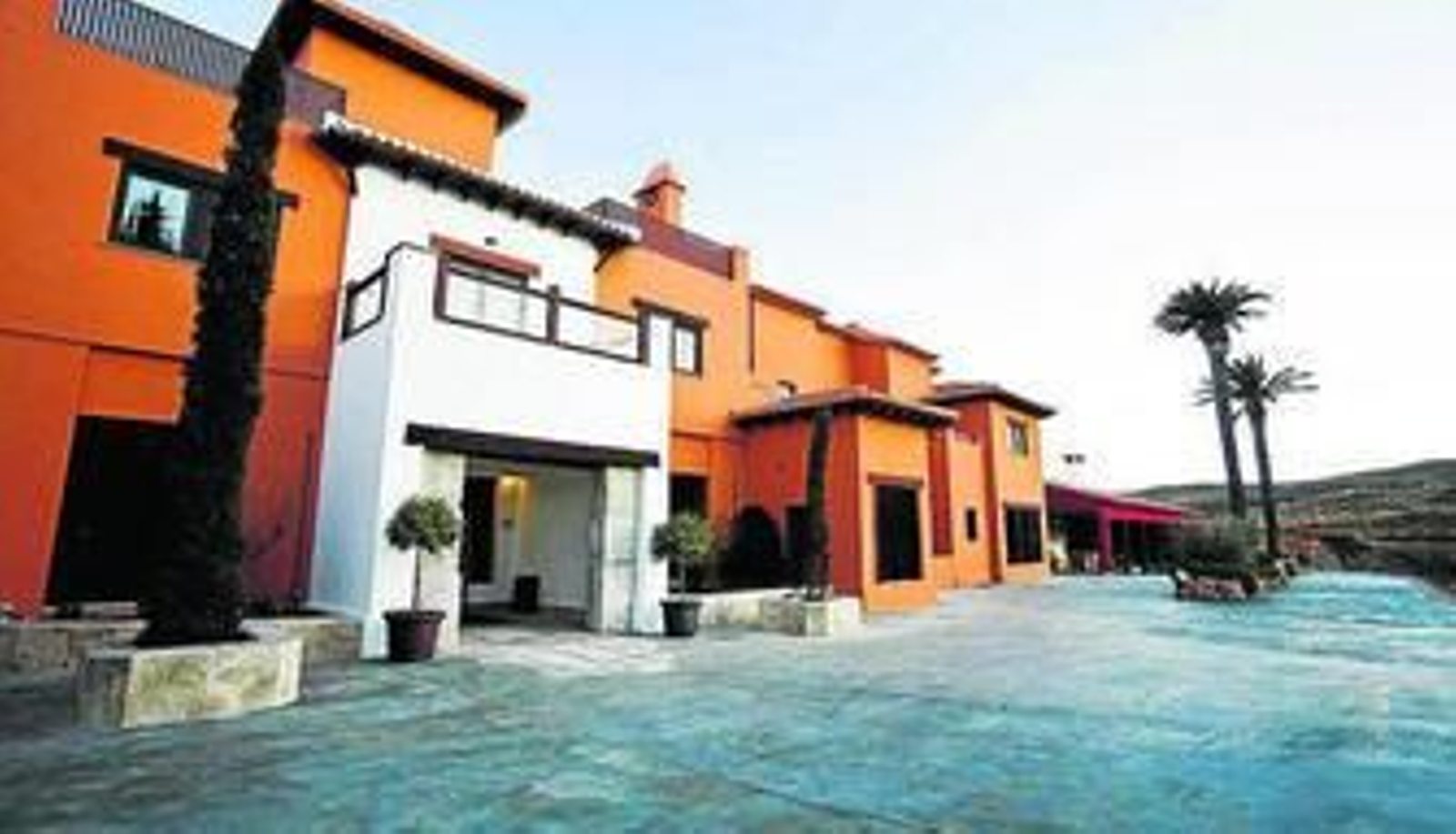 El hotel comenzó a construirse en 2006 y es obra del arquitecto Jesús del Valle.