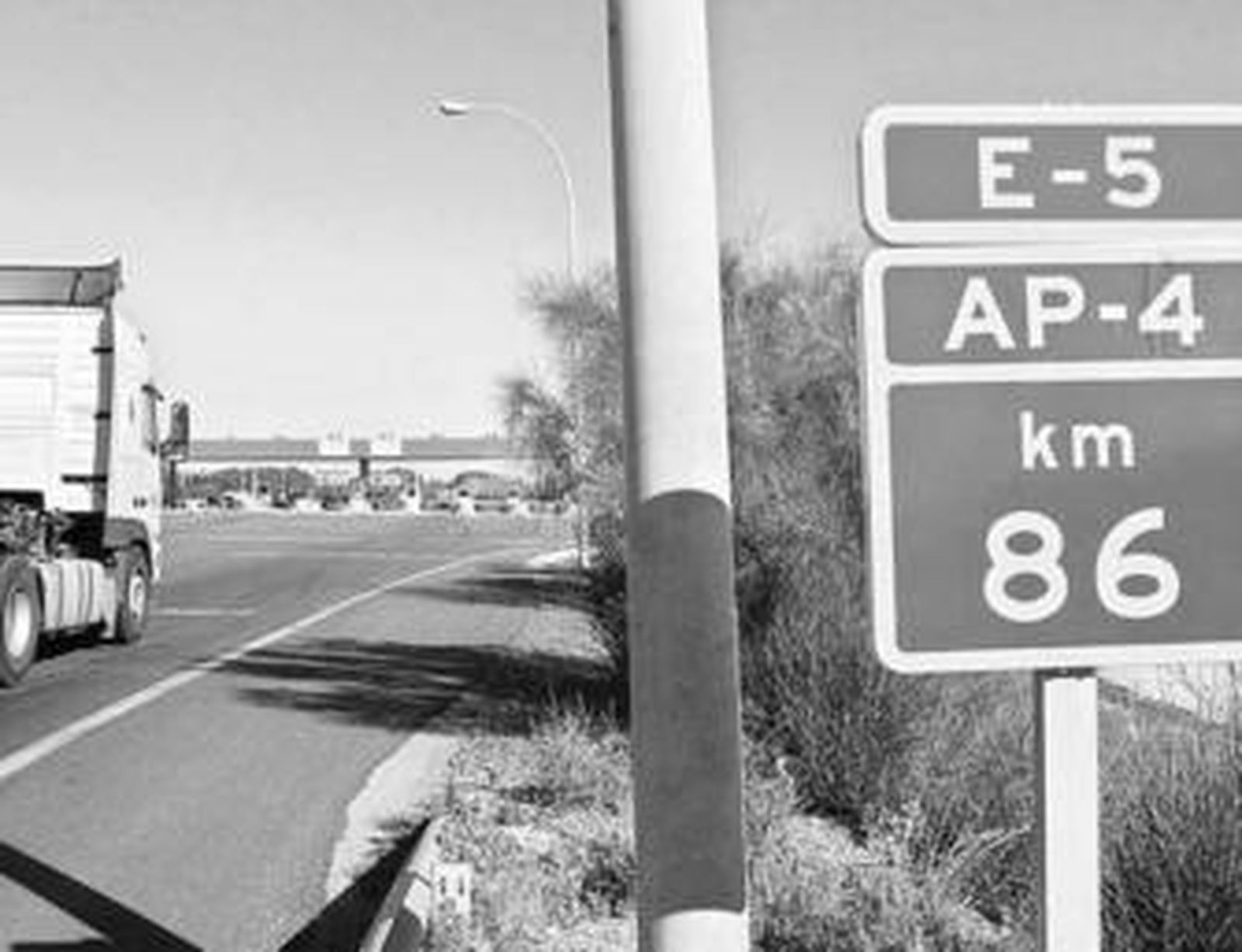 La autopista sólo es de peaje entre Sevilla y Jerez porque el tramo hasta Cádiz fue liberado en 2005.