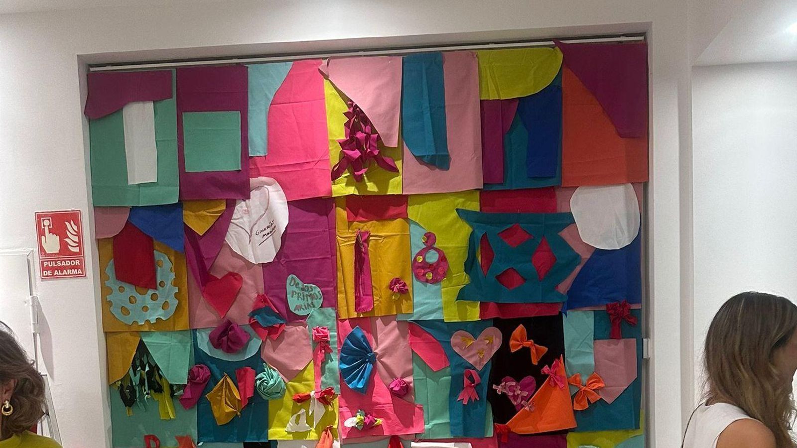 Mural de telas confeccionado durante la inauguración