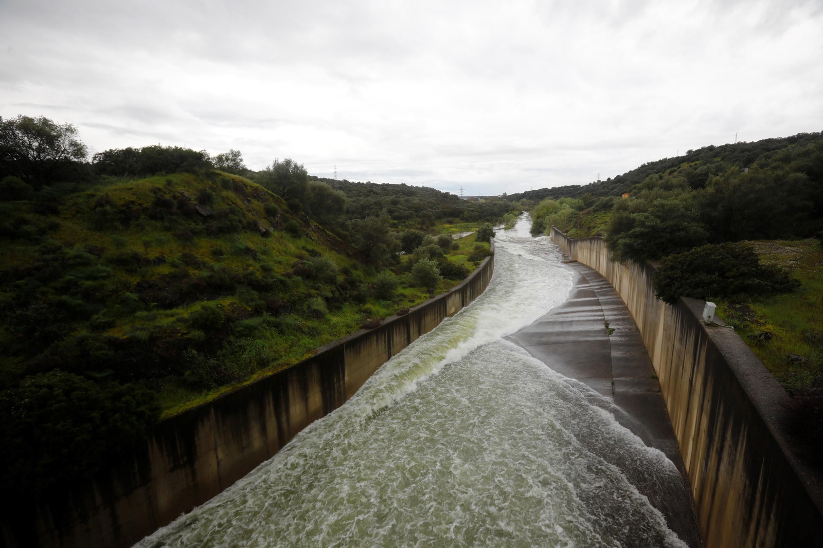 El desembalse del pantano de Navallana, en imágenes