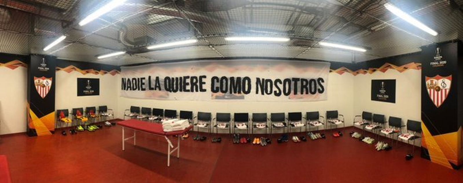 El Sevilla pone rumbo a Colonia a los sones del himno del Centenario