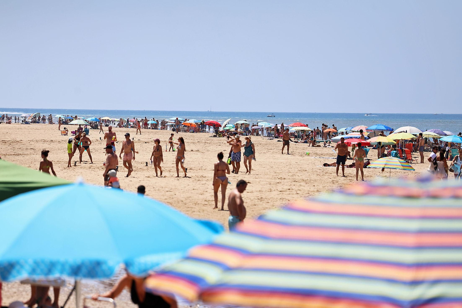 Ambiente en las playas de Huelva en la mañana de domingo
