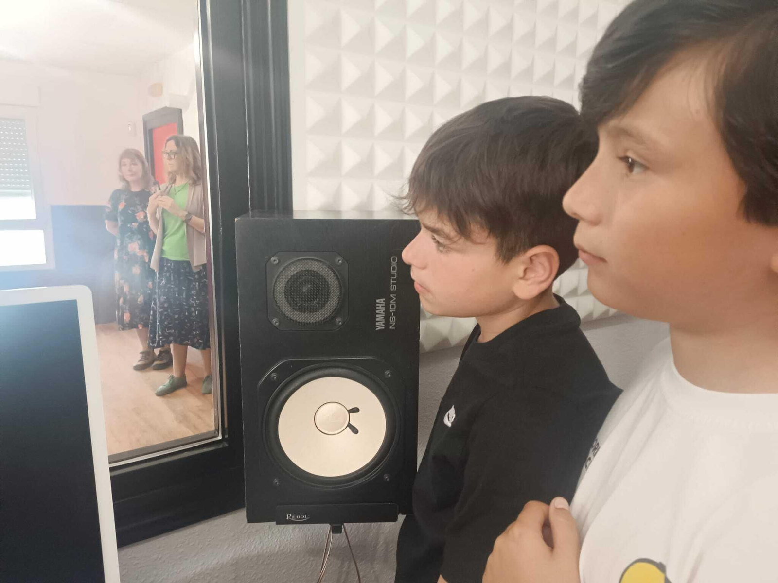 Los alumnos se divirtieron mientras aprendían sobre compositoras históricas. Los alumnos se divirtieron mientras aprendían sobre compositoras históricas.