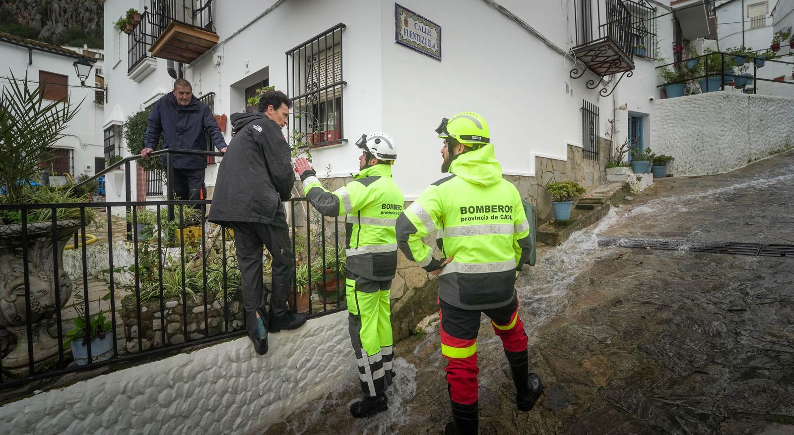 Imágenes de los torrentes de agua por las calles de Ubrique