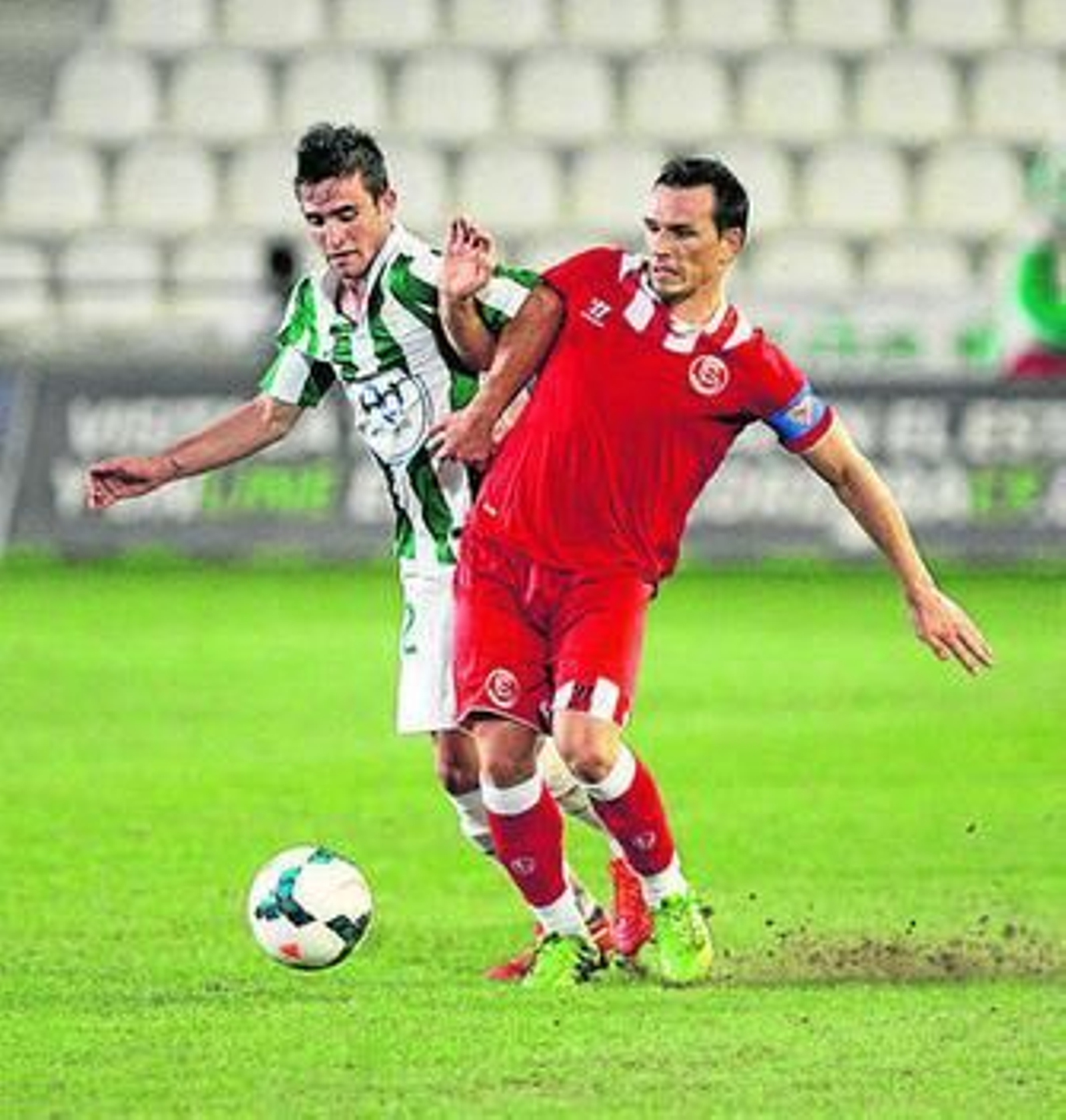 Trochowski trata de avanzar ante Sebas.