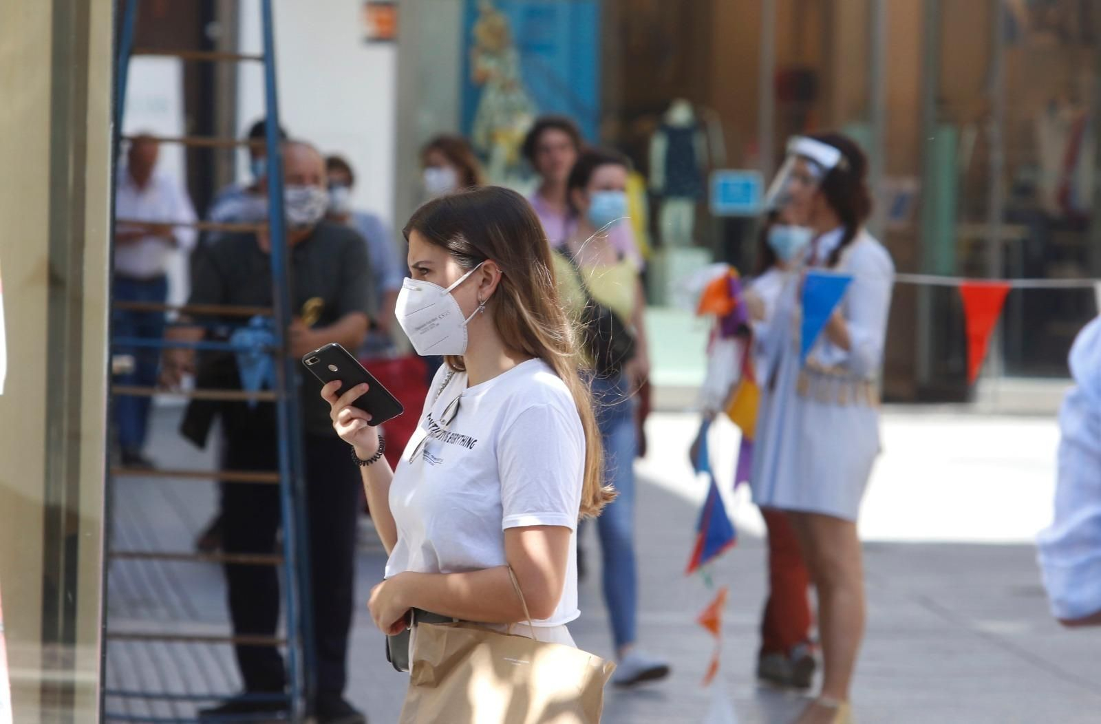 Una joven con mascarilla