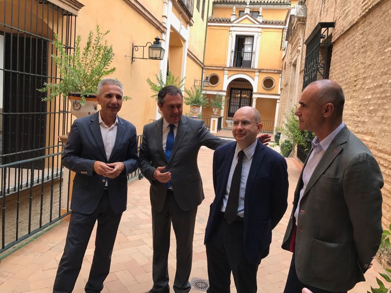 Miguel Ángel Vázquez, Juan Espadas y Antonio Muñoz posan junto a Benito Navarrete, comisario de una de las exposiciones del Año Murillo.